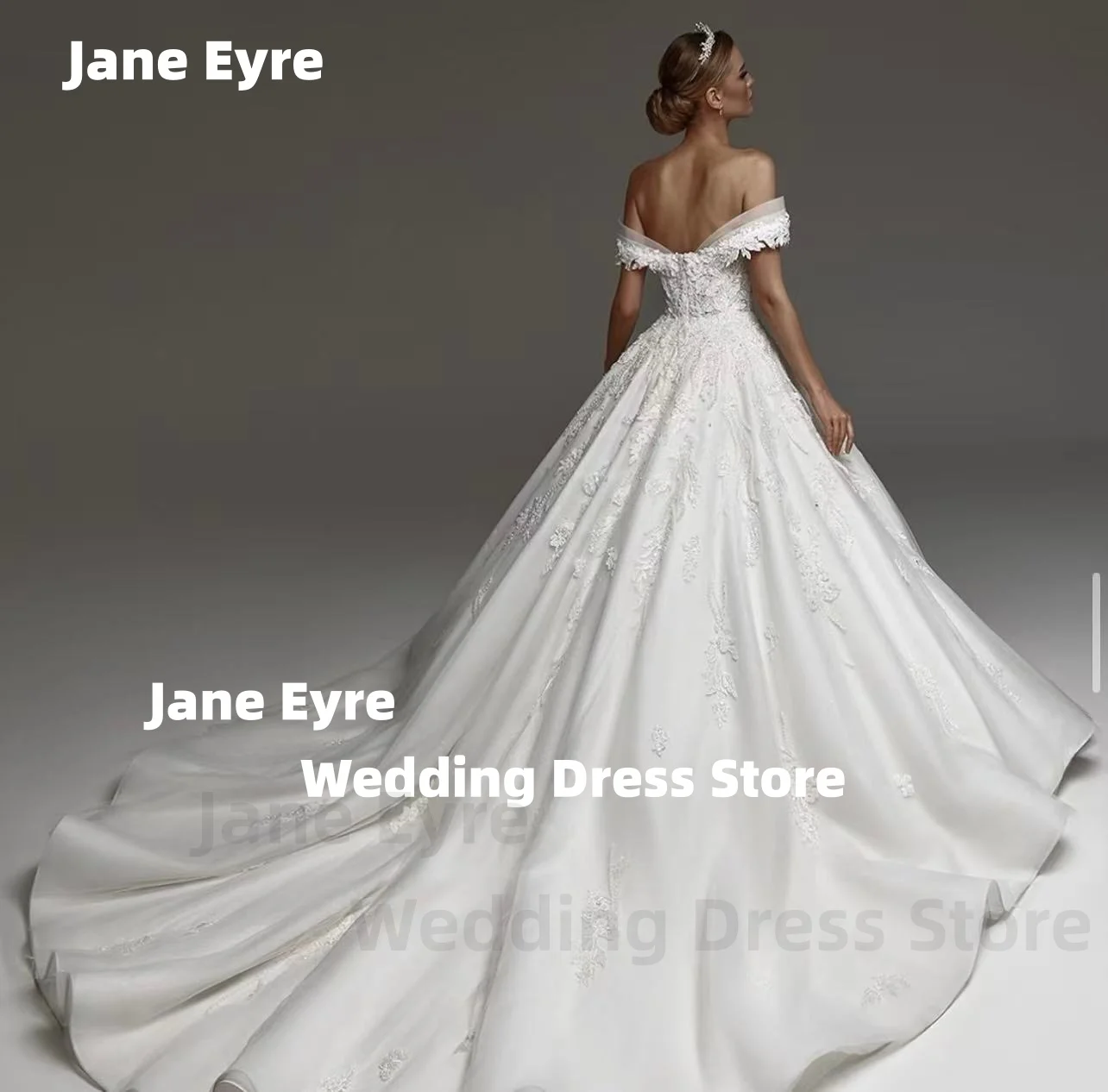 ชุดแต่งงานเจน เอเยอร์ แบบบอลกาวน์ หรูหราอลังการ ทรงหวาน แขนสั้น ประดับลูกปัดและเลื่อม  ชุดเจ้าสาวสั่งตัด