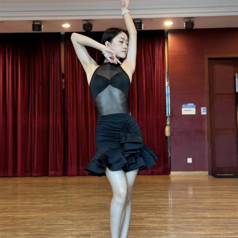 Robe de danse latine personnalisée sans manches en Z, col suspendu, haut croisé en maille, jupe en arête de poisson, performance d'examen d'art pour dames