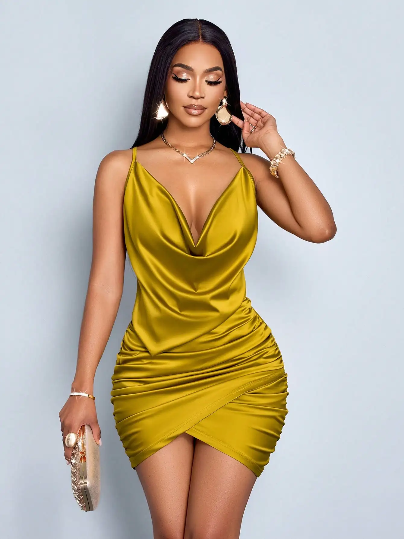 Robe moulante en satin vert olive avec col en V drapé et détails froncés pour la soirée