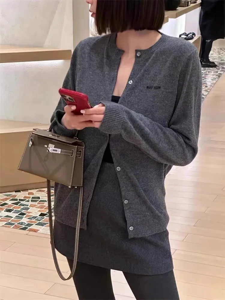 سترة نسائية مفتوحة محبوكة من الصوف 00% سترة فضفاضة ملابس خارجية مستديرة Ne طبقات علوية للخريف والشتاء صوف ناعم مريح