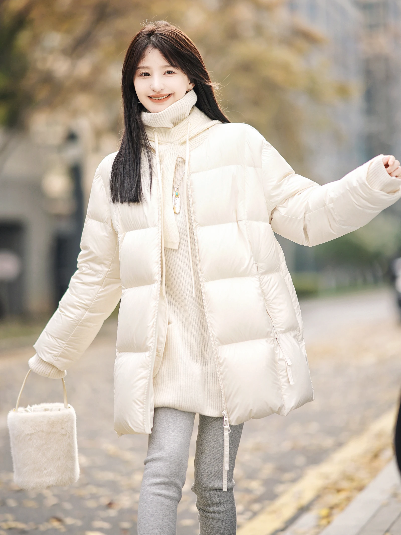 

Куртка Zhaodaxi Precise Line 'Glutinous Rice' с отстегивающимся вязаным капюшоном, наполнителем из 90% белого пуха, длинными рукавами и круглым вырезом