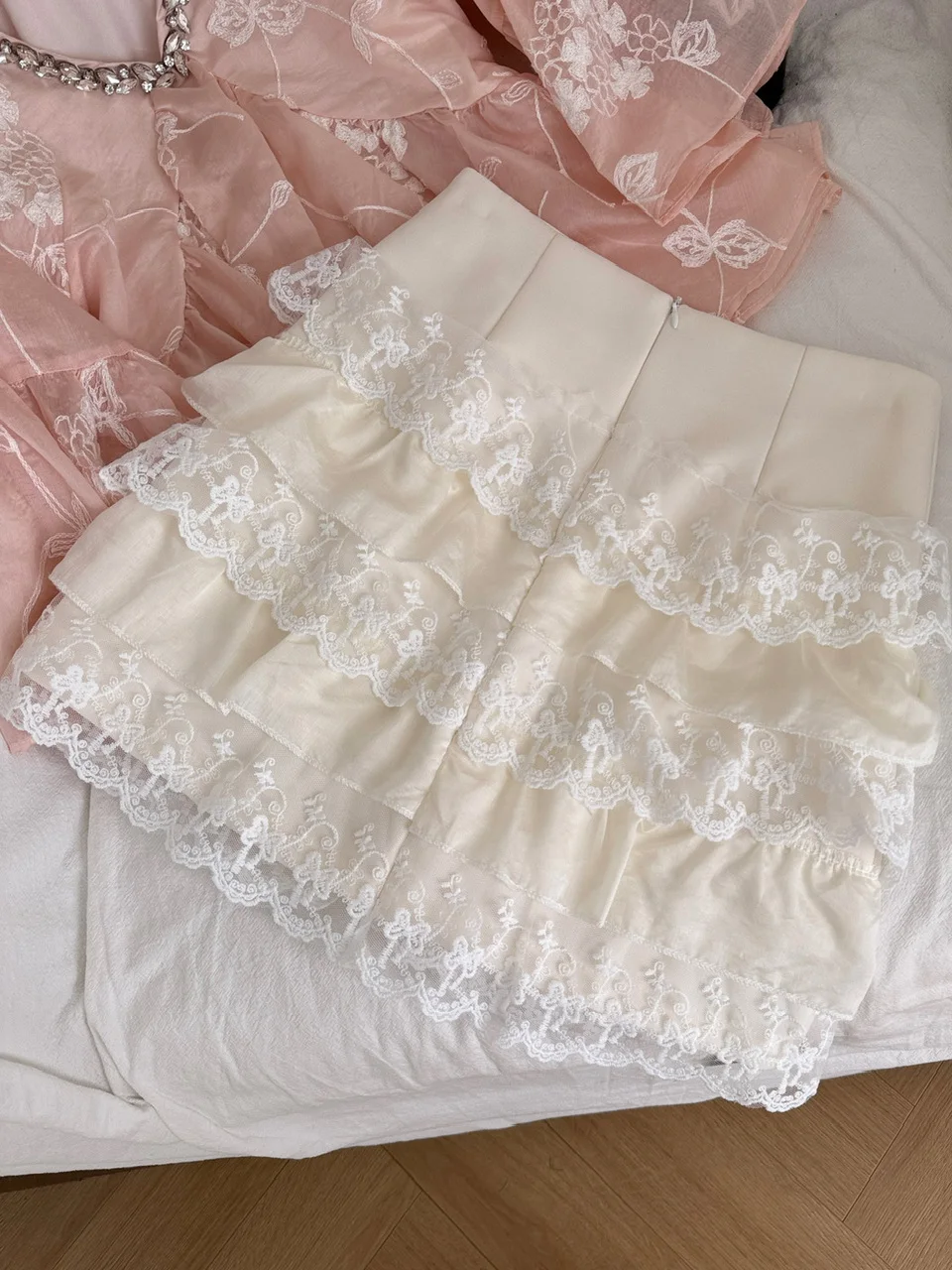 مجموعة تنورة رومانسية كلاسيكية مطرزة بشريط ماسي على شكل حرف V مع حواف من الدانتيل باللون الوردي للتخسيس للنساء الشابات