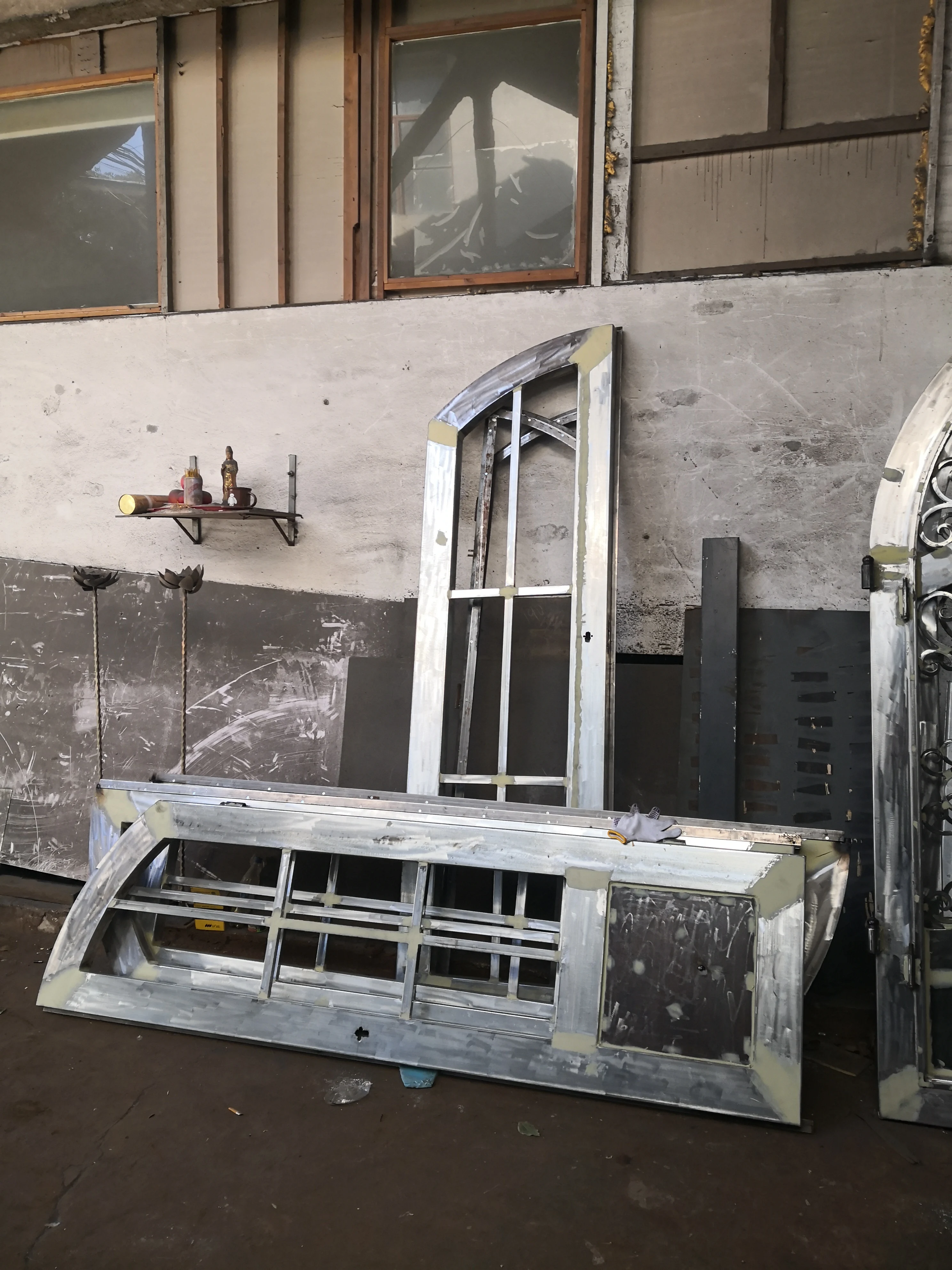 China Iron Front Entry Doors with Glass Round Top Wrought Iron Double Doors