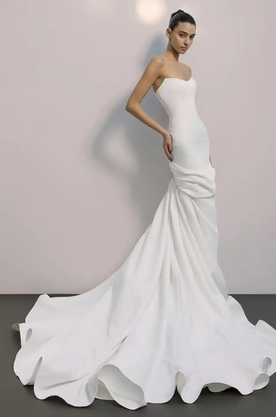 Customized satin white Royal Wedding Dresses Long tail applique Tull fishtail Lace pleating Robes De mariée