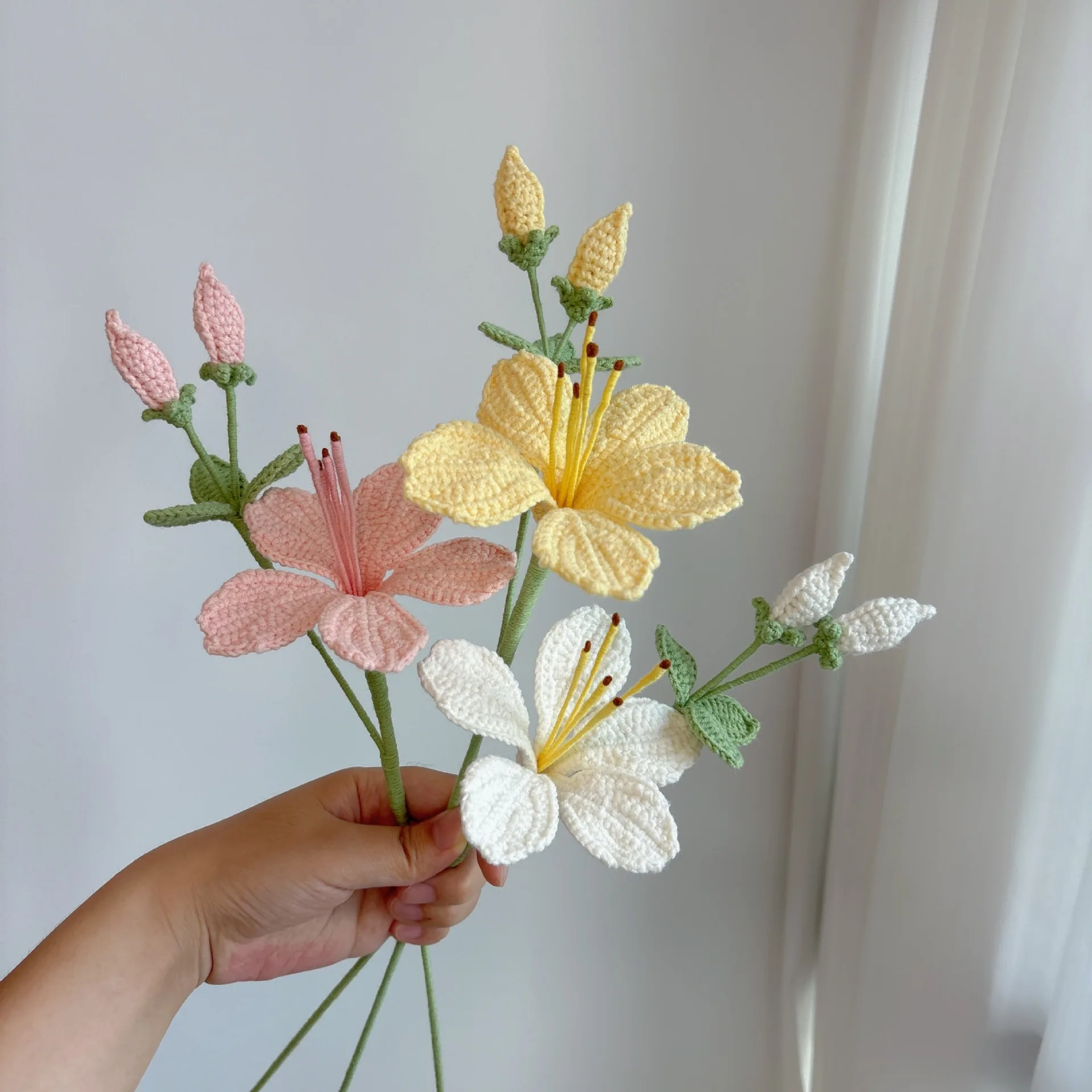 Gehäkelte Blumenkreation, kreative künstliche Rhododendron-Blume, handgefertigte Strickblume, für Hochzeiten, Partys, zur Dekoration von Räumen, als Geschenk. – Detail 2