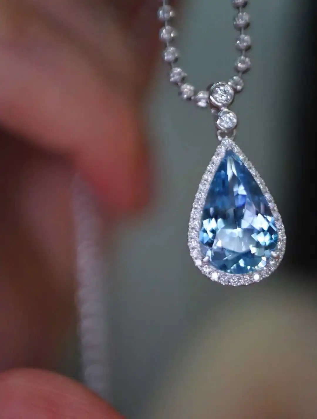 

1.73-carat Saint Maria aquamarine pendant, teardrop-shaped cut, mounted in an 18-carat gold setting with pavé diamonds.