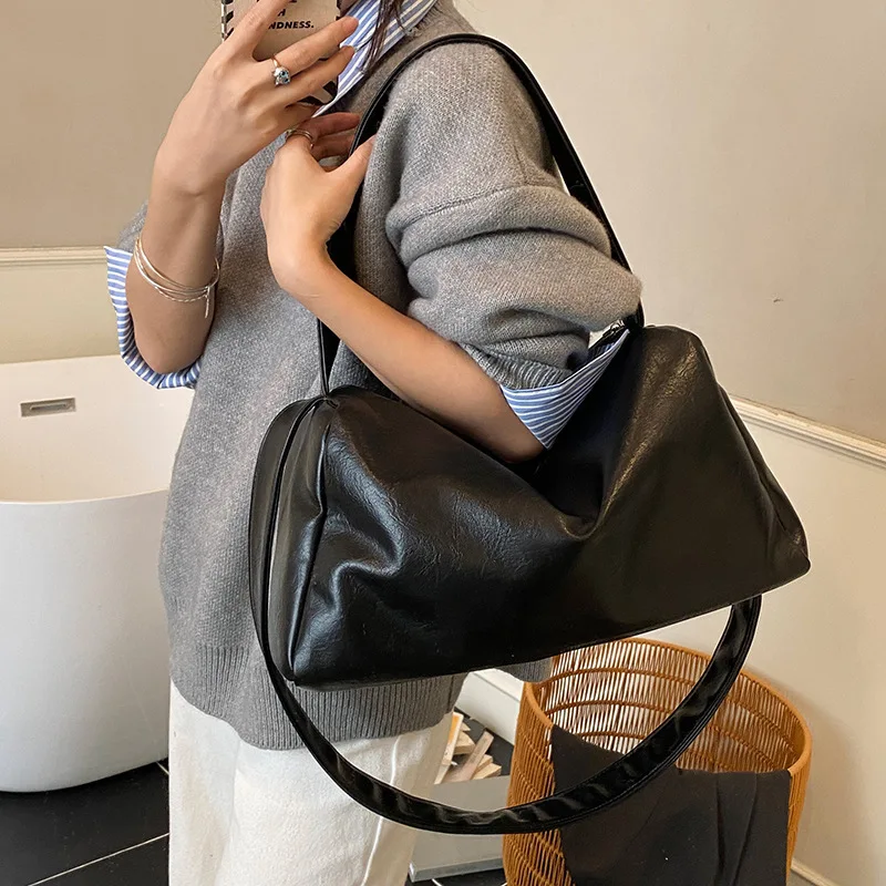 حقيبة كتف نسائية ذات سعة كبيرة لشتاء 2025 نمط جديد حضري بسيط من مادة البولي يوريثان حقيبة كروس للركاب