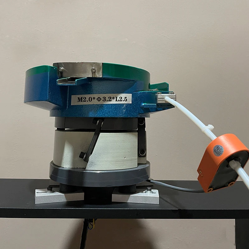 Immagine 5: Macchina Automatica per l'Inserimento di Dadi in Rame per Giocattoli in Plastica