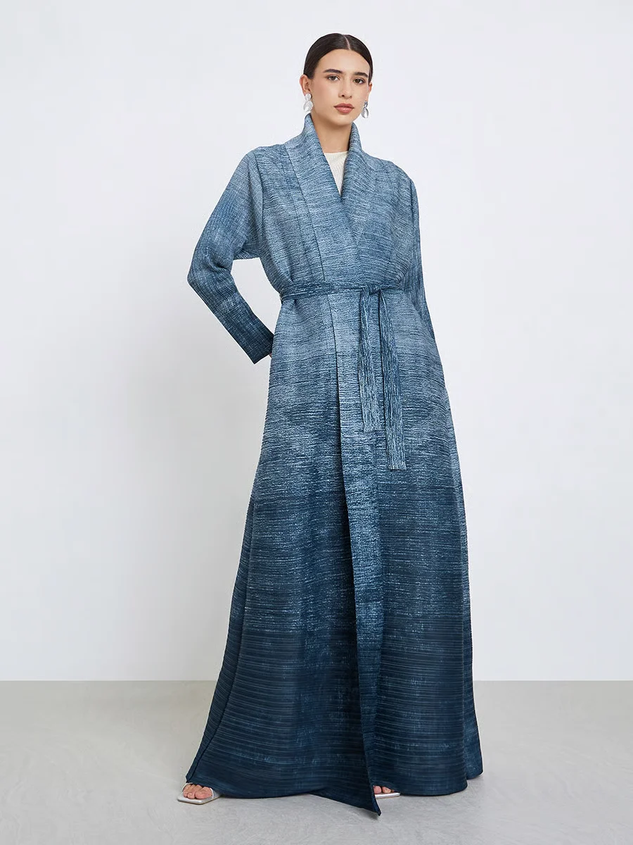 عباية عصرية متواضعة قابلة للطي ذات ثنيات متدرجة باللون الأزرق الداكن وربطة عنق ذاتية ملفوفة ماكسي رداء إسلامي أنيق بتغطية كاملة 2025 #3