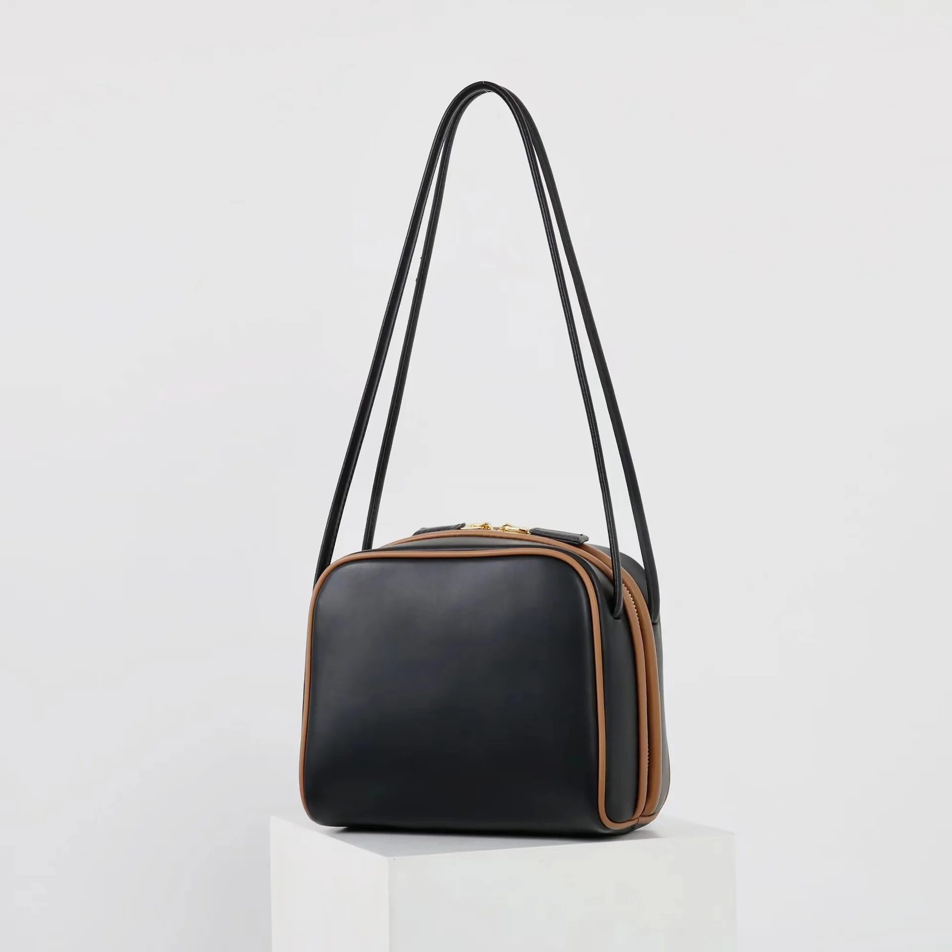 

2025 Versatile Leather Portable Small Square Bag Women's Super Fire Contrast Color Advanced Sense Shoulder Commuter Underarm Bag