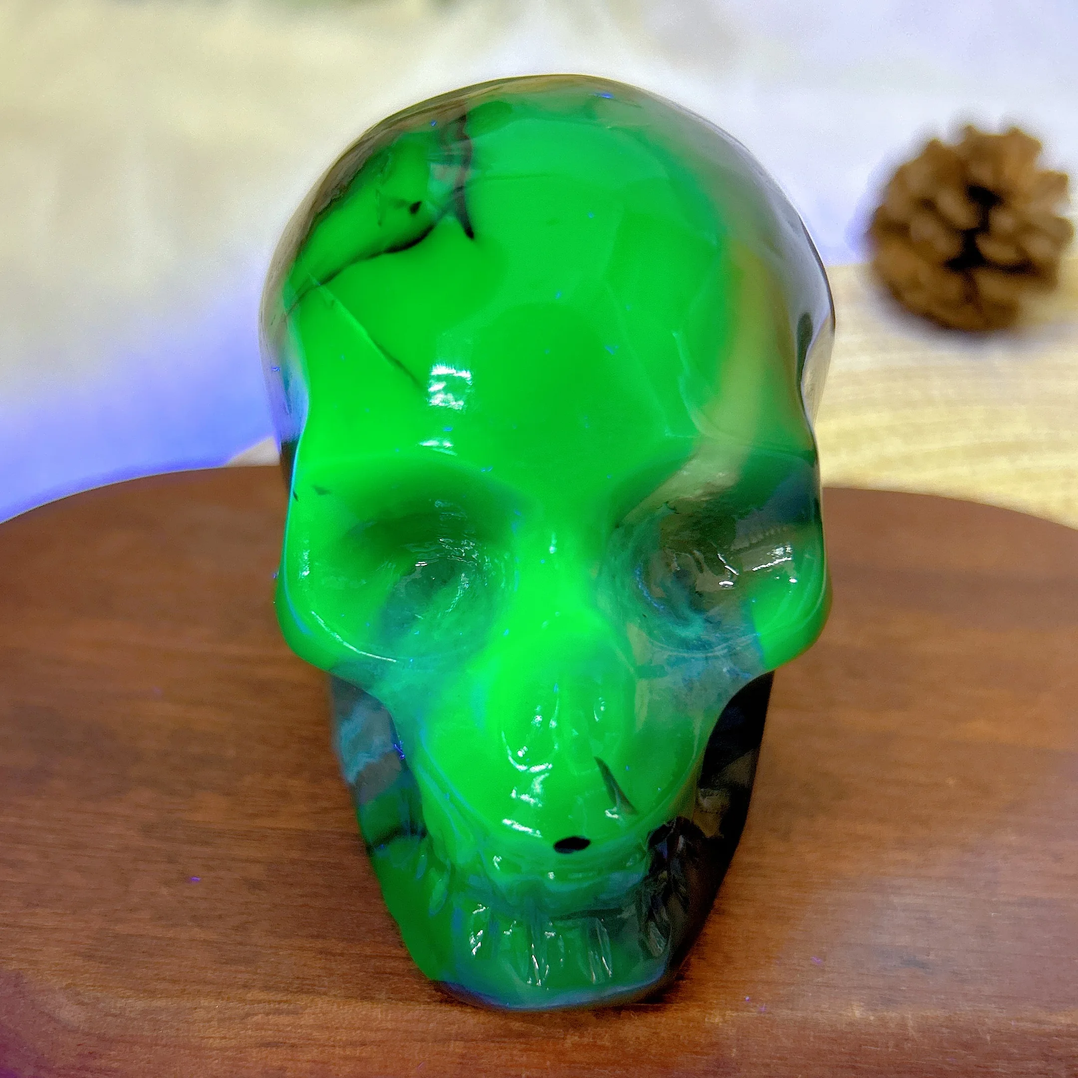 

Natural Crystals Volcanic Agate Skull Carving UV Light Effect Green Flashy Stone Healing Energy Ornament Home Decorations Gift