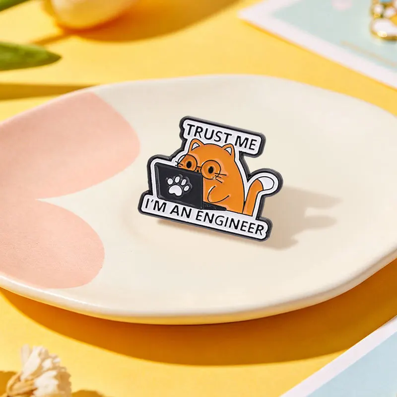 Cute Animal Cat Pins Brooch Creative Working On Computer Trust Me I'm Engineer Cat Corsage Lapel Pin Acessory Gift For Friends S
