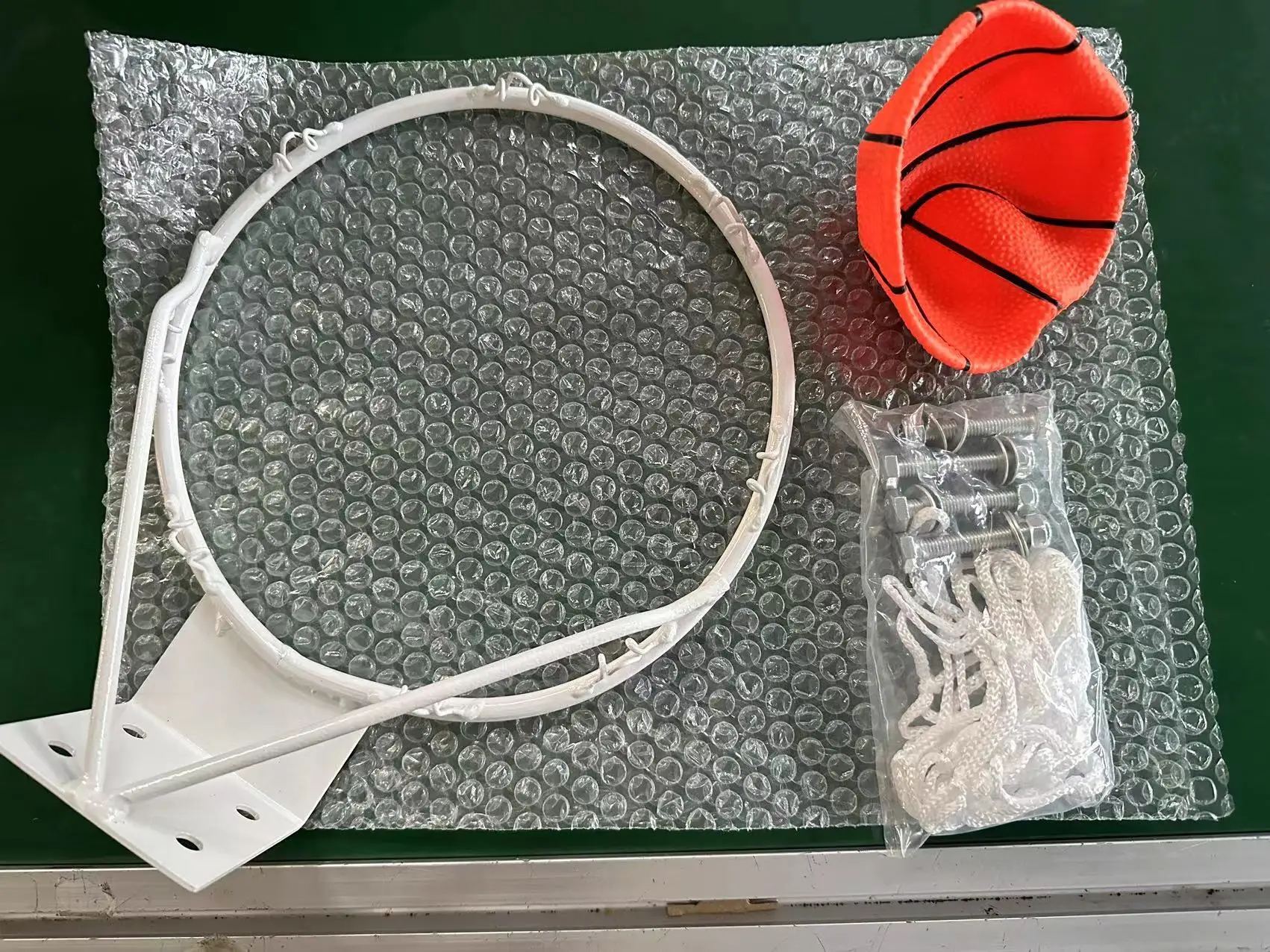 โรงงานซัพพลายคุณภาพสูงที่กําหนดเองทําชิ้นส่วนเชื่อมทรงกลมขอบโลหะมินิบาสเกตบอลสําหรับเด็ก