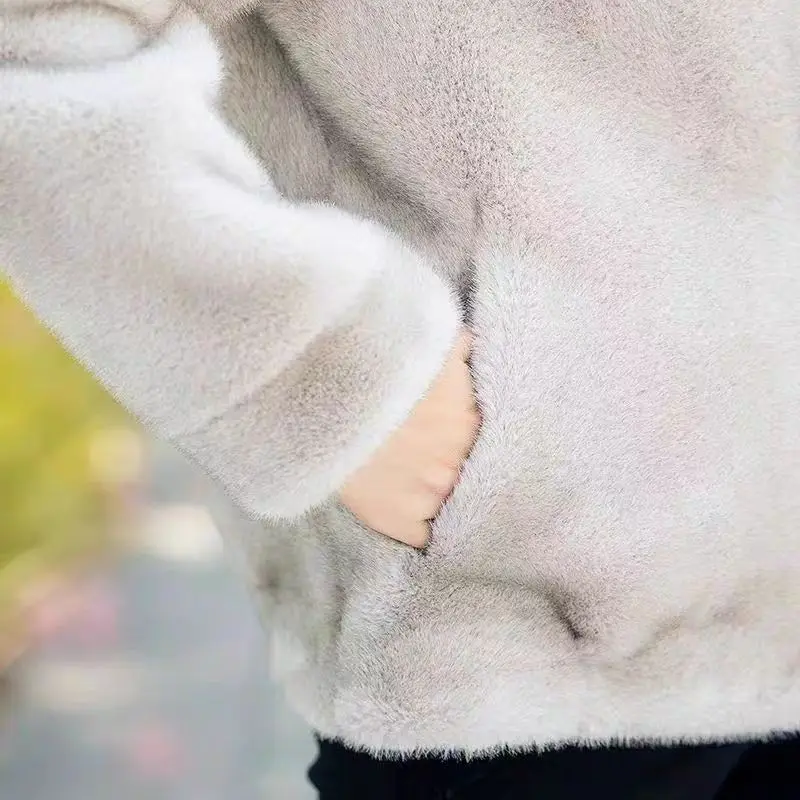 سترة جديدة لخريف وشتاء 2025 للأم من فرو المنك معطف فرو قصير للنساء بياقة واقفة معطف نسائي دافئ