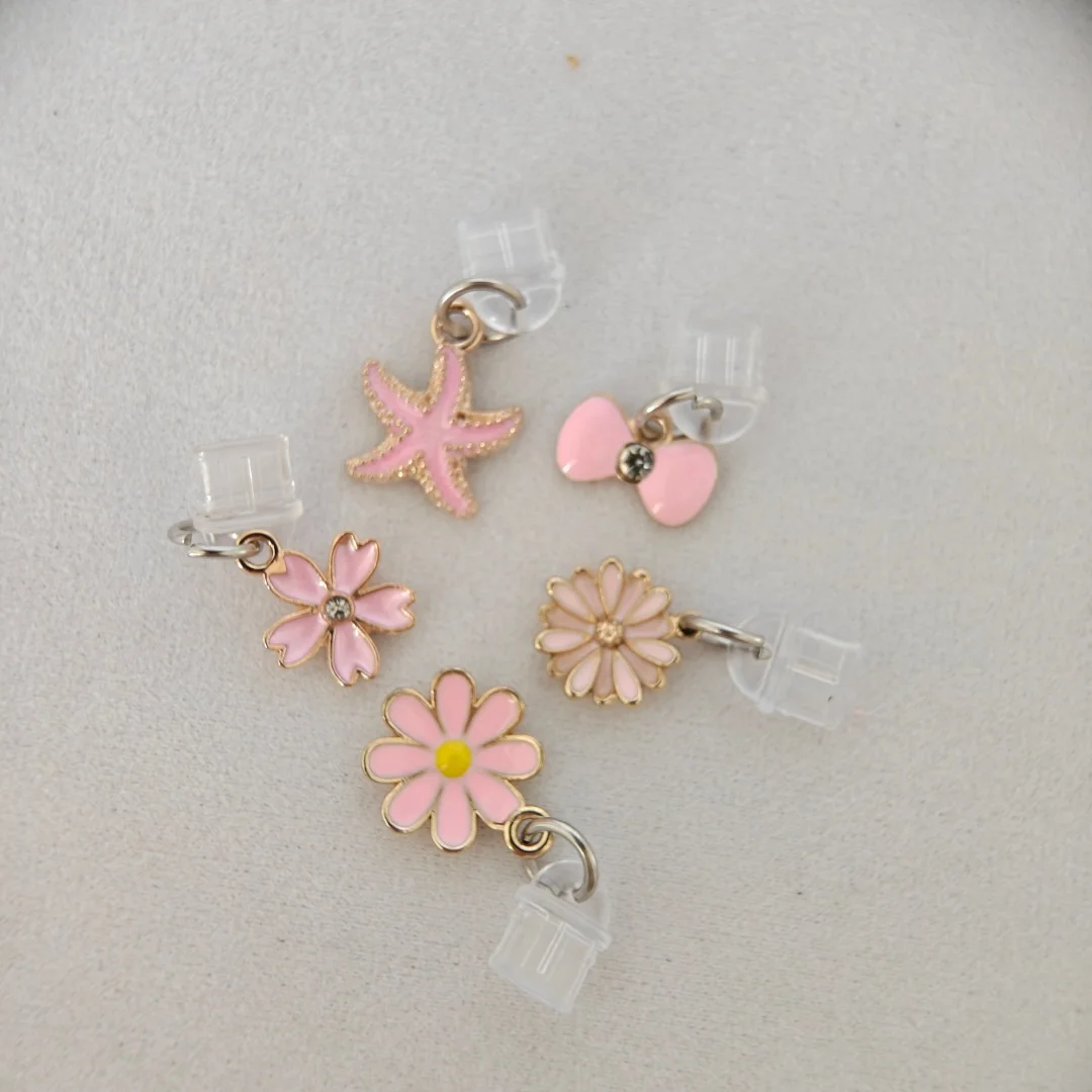 3 قطع عشوائية من سدادات غبار الهاتف الوردية متعددة الأشكال، بما في ذلك أزهار الكرز ونجم البحر والأقحوان وما إلى ذلك، إضافة حلاوة وأناقة على هاتفك، مجموعة ملحقات الهاتف الحلوة والأنيقة #4