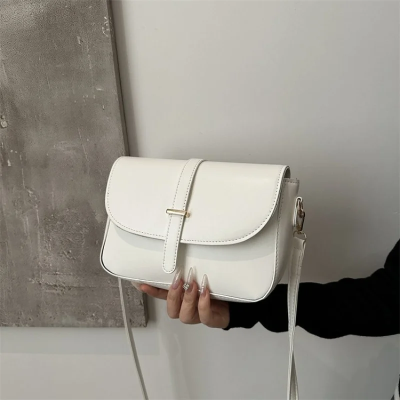 Spacious Weekender Bag For Ladies In Durable Leather For Short Trips With Elegant Style