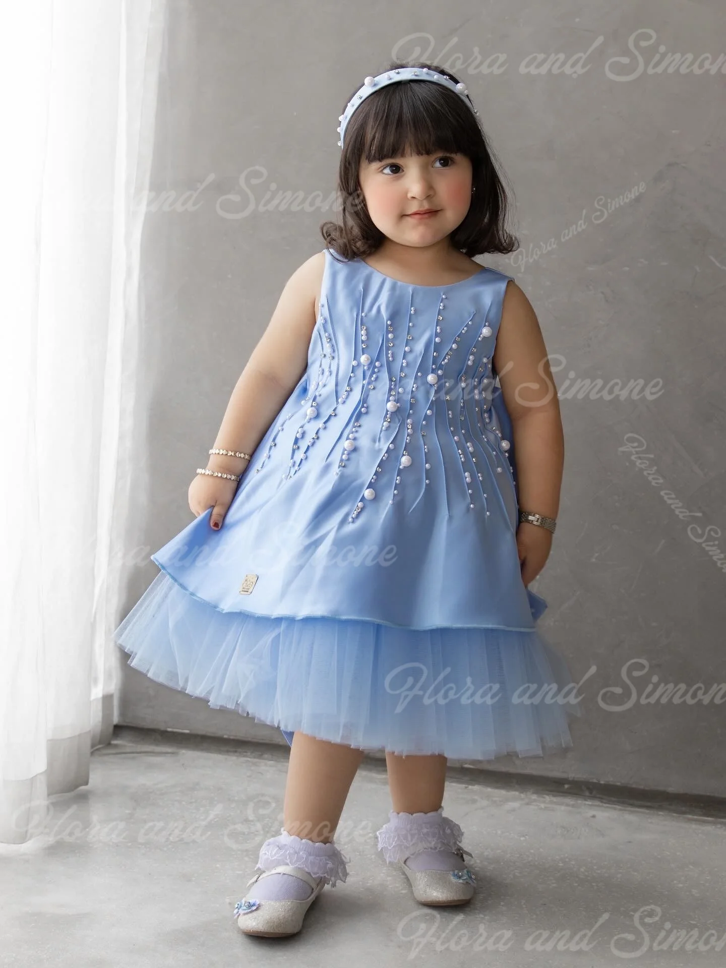 Vestido de niña de flores esponjoso sin mangas elegante de satén azul con lazo de perlas personalizado para fiestas de boda de vacaciones de primera comunión