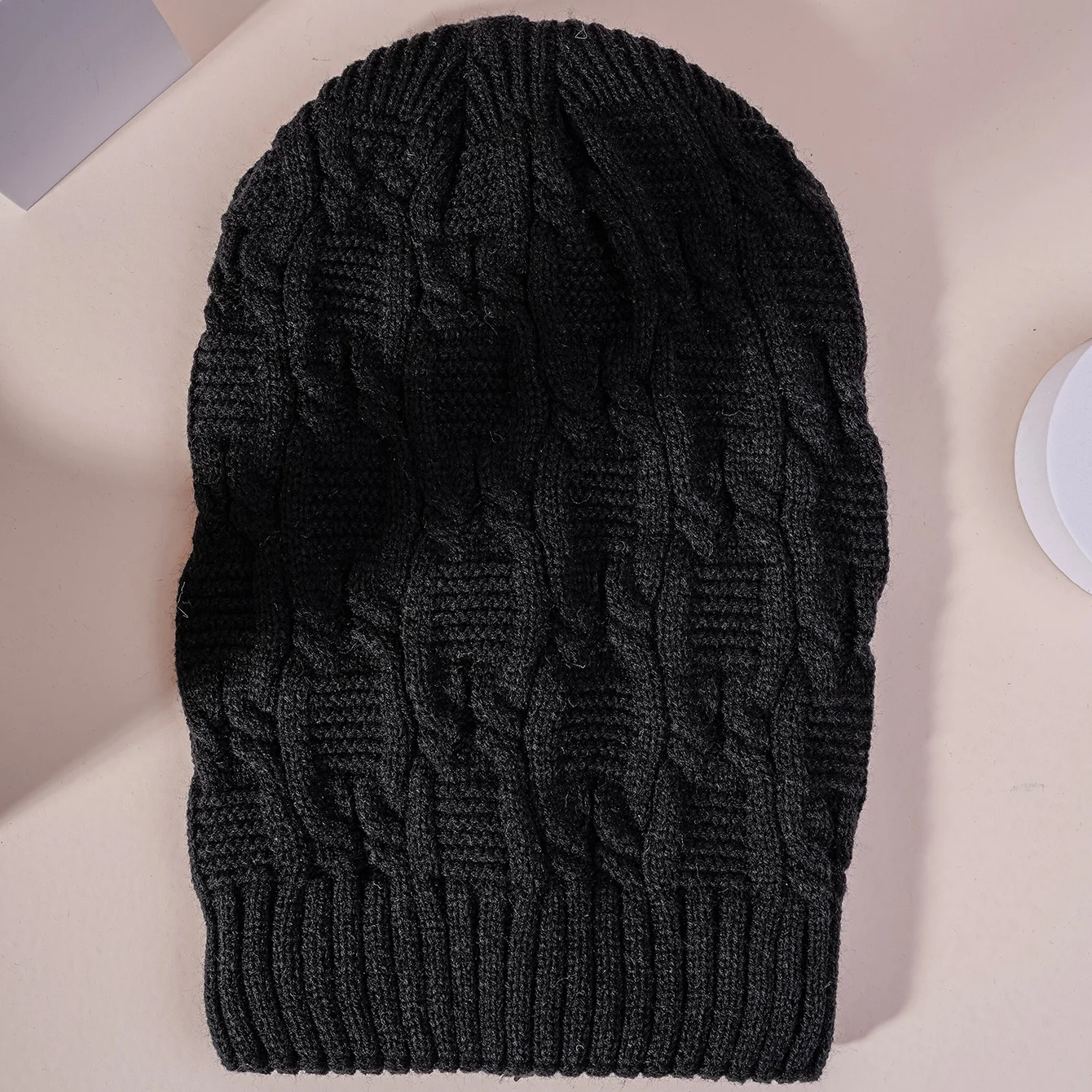 Three-dimensional twisted knot weaving with ribbed edge for a pile-up hat with a laid-back style for commuting and traveling.