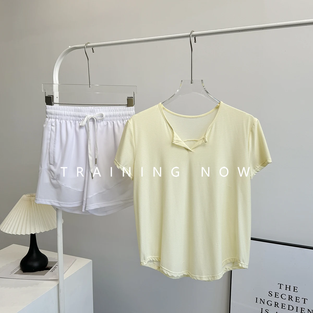 

Костюм для фитнеса для женщин, летняя мода, свободный костюм для йоги, быстросохнущий, профессиональный, для утреннего бега, фитнеса, новый, красивый