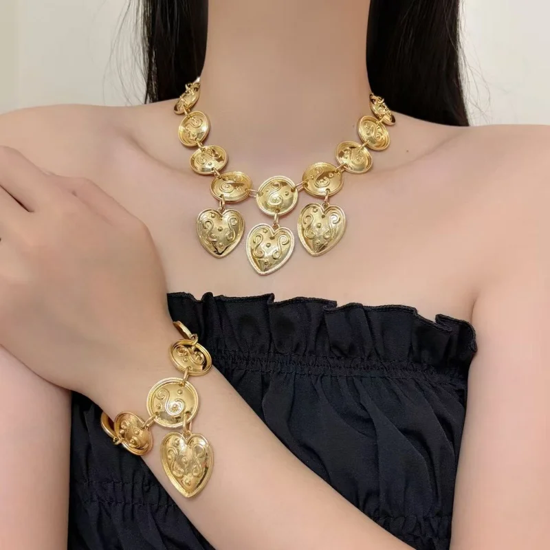 

Retro European And American Court Style Metal Heart Necklace Bracelet Set for Women Exaggerated Clavicle Chain Luxury Sensation