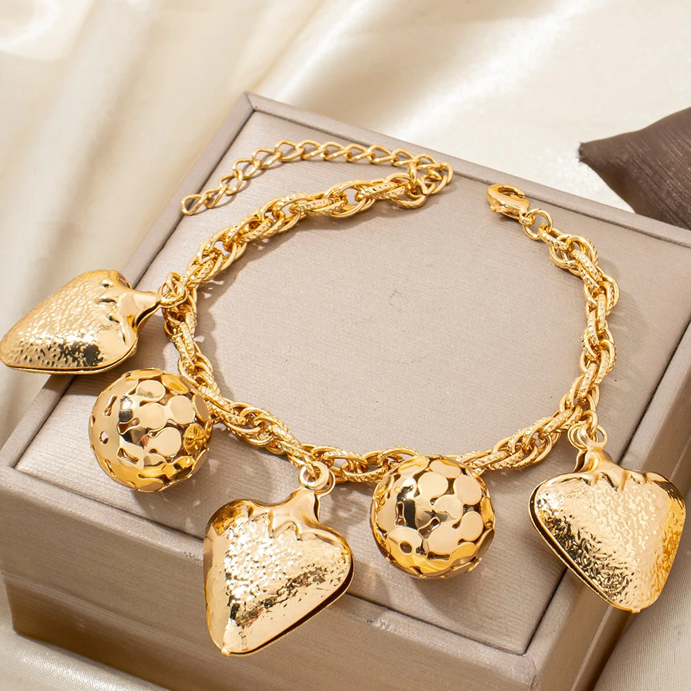 Edelstahl Vergoldetes Schmuckarmband mit Ausgehöhlten Perlen, Kugelförmigen Anhängern und Liebesanhänger-Kette, Geschenk für Frauen – Detail 3
