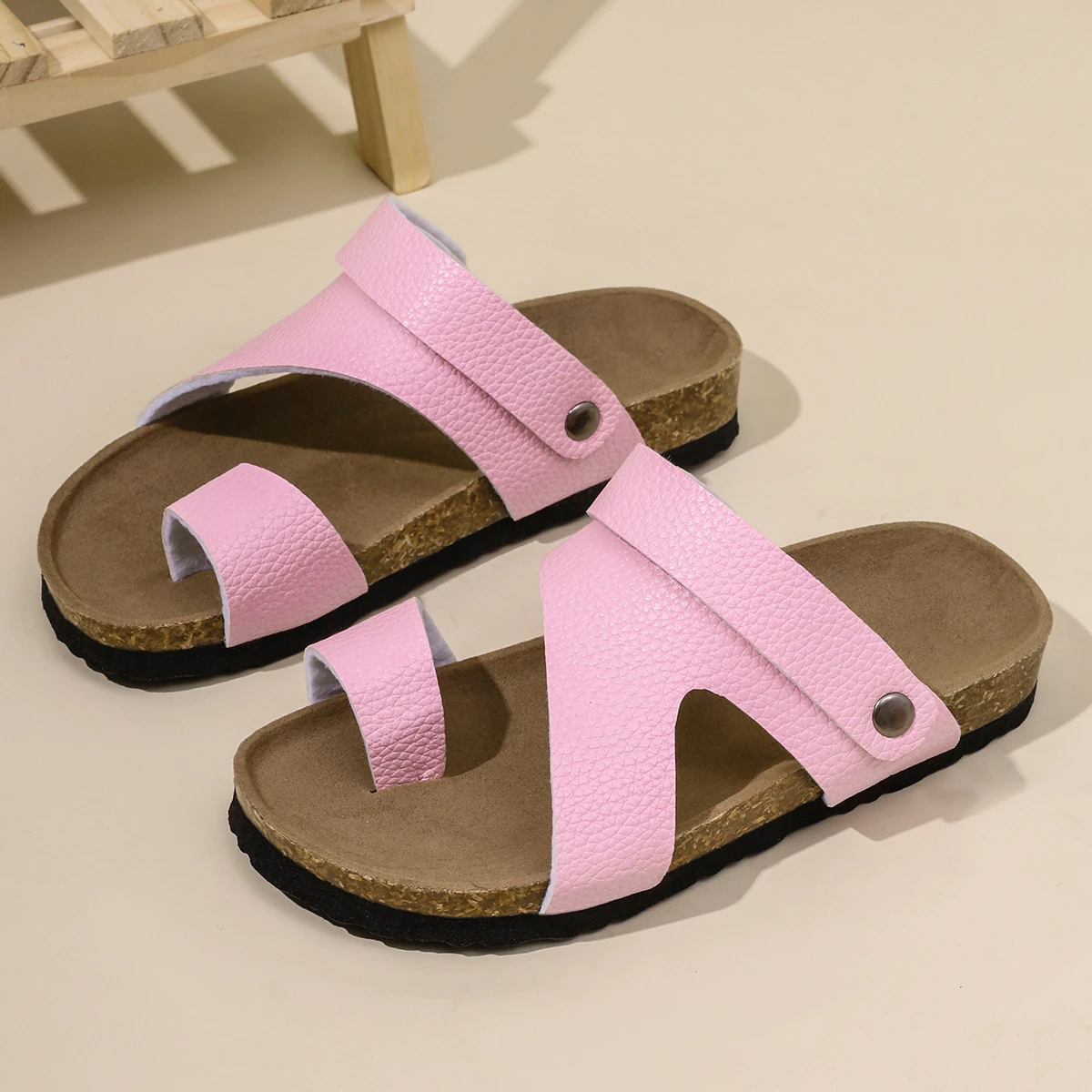 

2025 children's shoes, girls' clip toe slippers, simple soft sole, comfortable outdoor beach sandals, fashionable and versatile