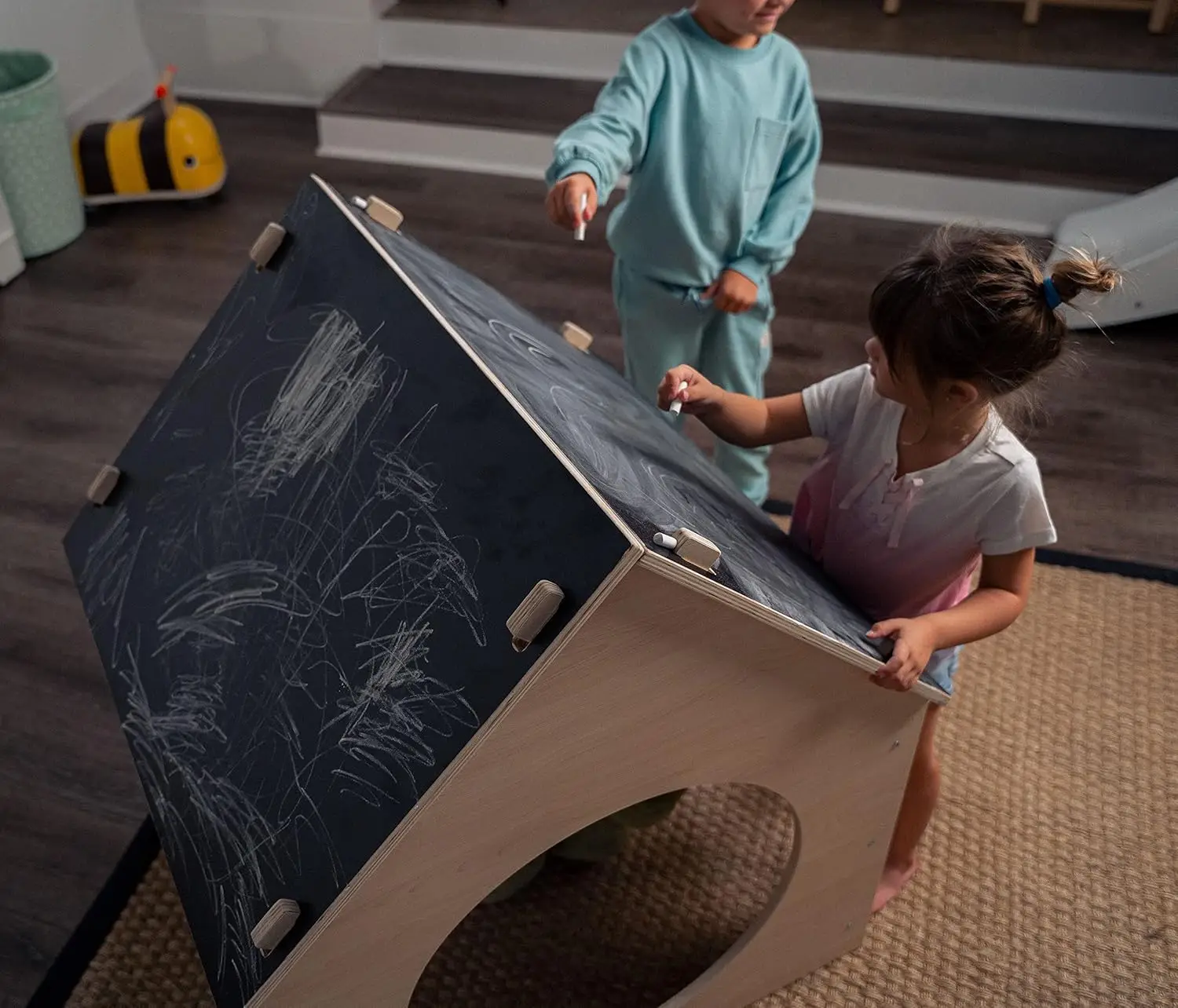 โรงละครไม้ Montessori ในร่มและสไตล์ Waldorf สําหรับเด็กวัยหัดเดินที่มีหลังคากระดานดําคู่ โครงสร้างชุดเล่นที่แข็งแรงสําหรับ Chi