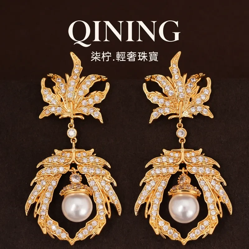 Victoria, feathers full of diamonds, pearl earrings, retro, extravagant, gorgeous stud earrings, light ripe, banquet, luxury