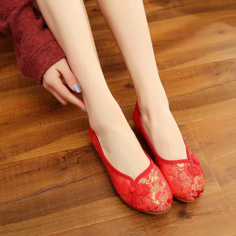 Vintage Chinese Style Women Silk Embroidered Red Wedding Shoes High End Elegant Ladies Comfortable Bridal Flat Shoes