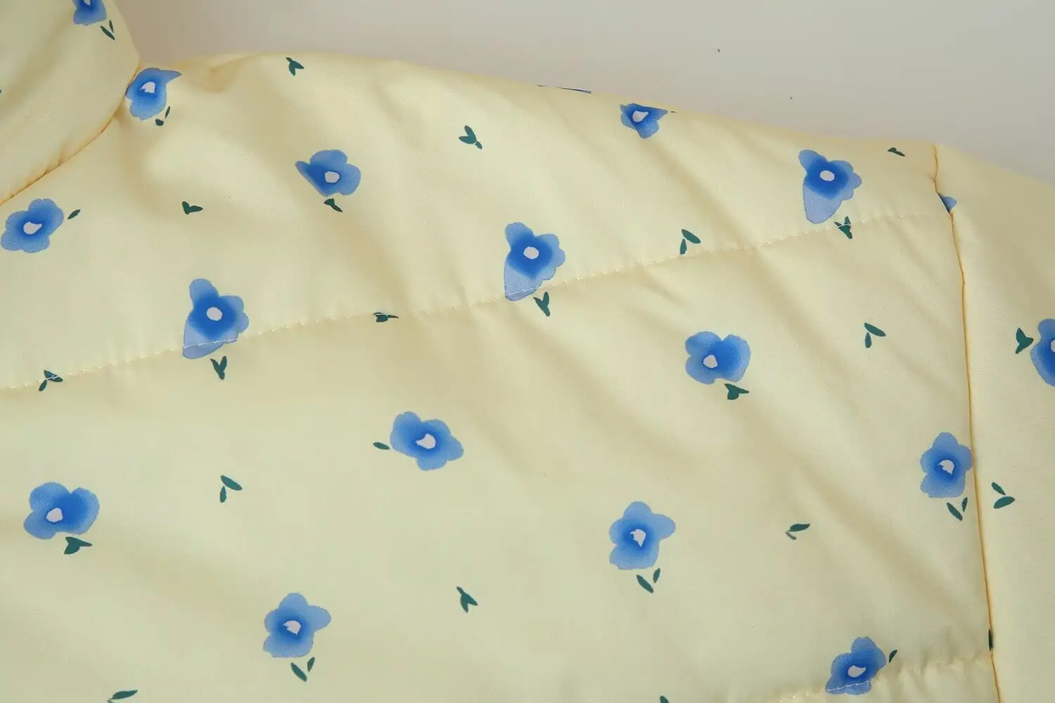 Invierno nueva moda casual estilo universitario reductor de edad y cálido pequeño estampado floral chaqueta de algodón estilo dulce