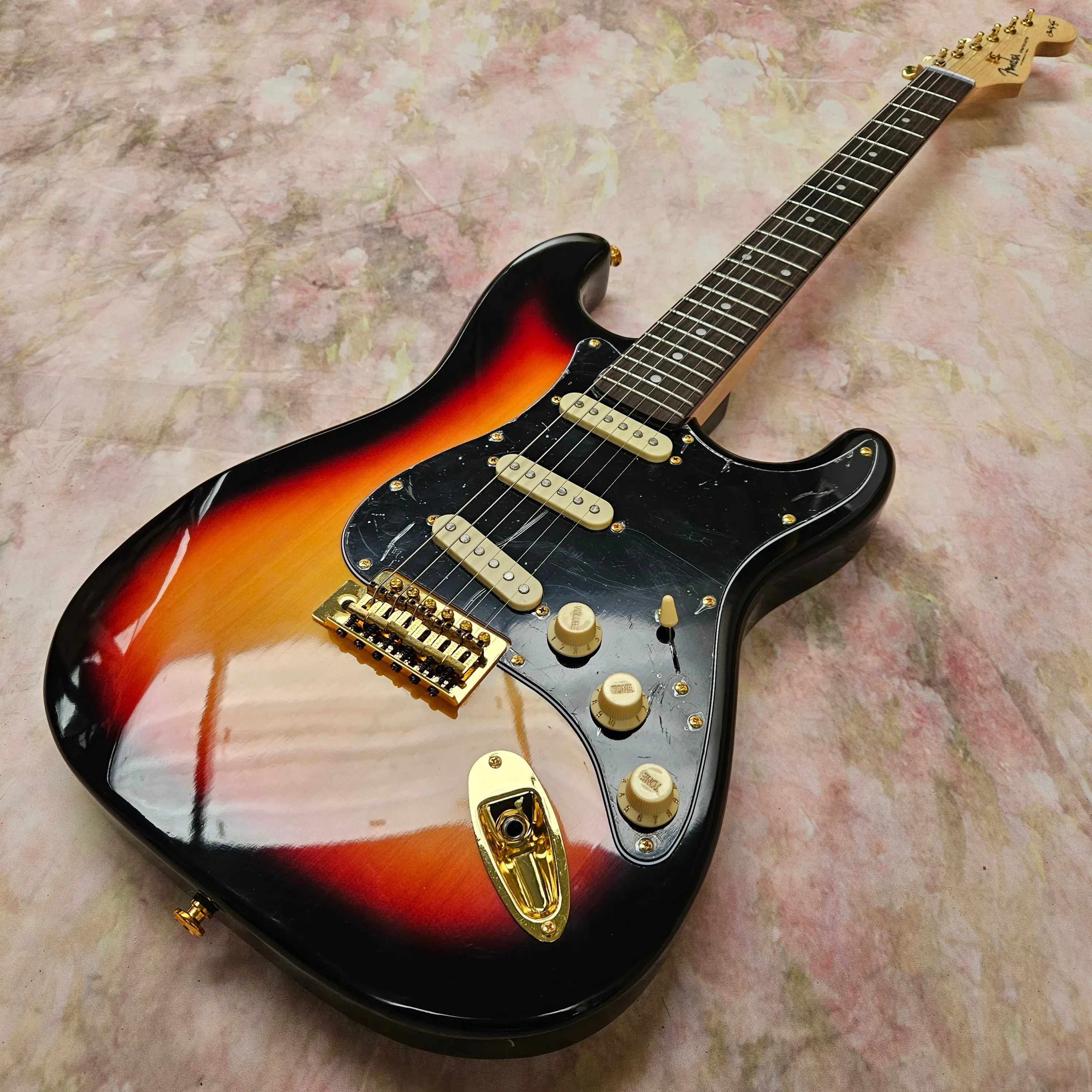 Electric Guitar Mahogany Body 3T Sunburst Maple Neck SSS Single Coil Pickups Gold Hardware Tremolo System Guitarra