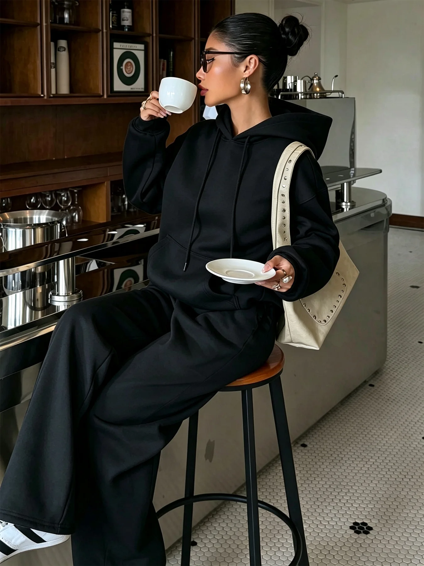 2-teiliges Set: Lässiges Damen-Sweatshirt mit Kordelzug und Taschen, langärmlig, kombiniert mit lockerer, entspannter Hose mit Kordelzug. Gefertigt – Detail 2