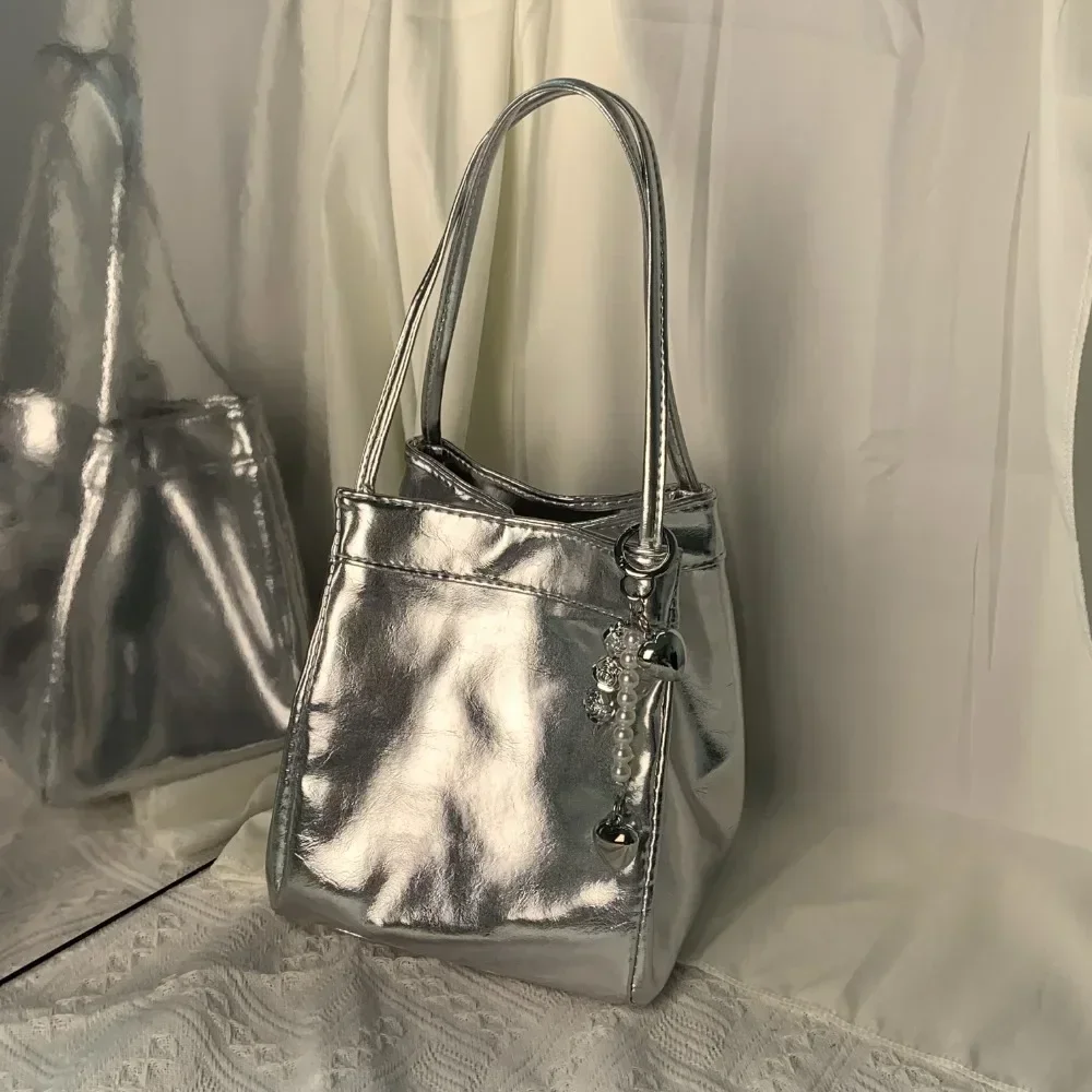 حقيبة كتف من الجلد الصناعي باللون الفضي والأسود للسيدات - حقيبة يد متعددة الوظائف تحت الإبط مع تصميم إغلاق بإبزيم أمان