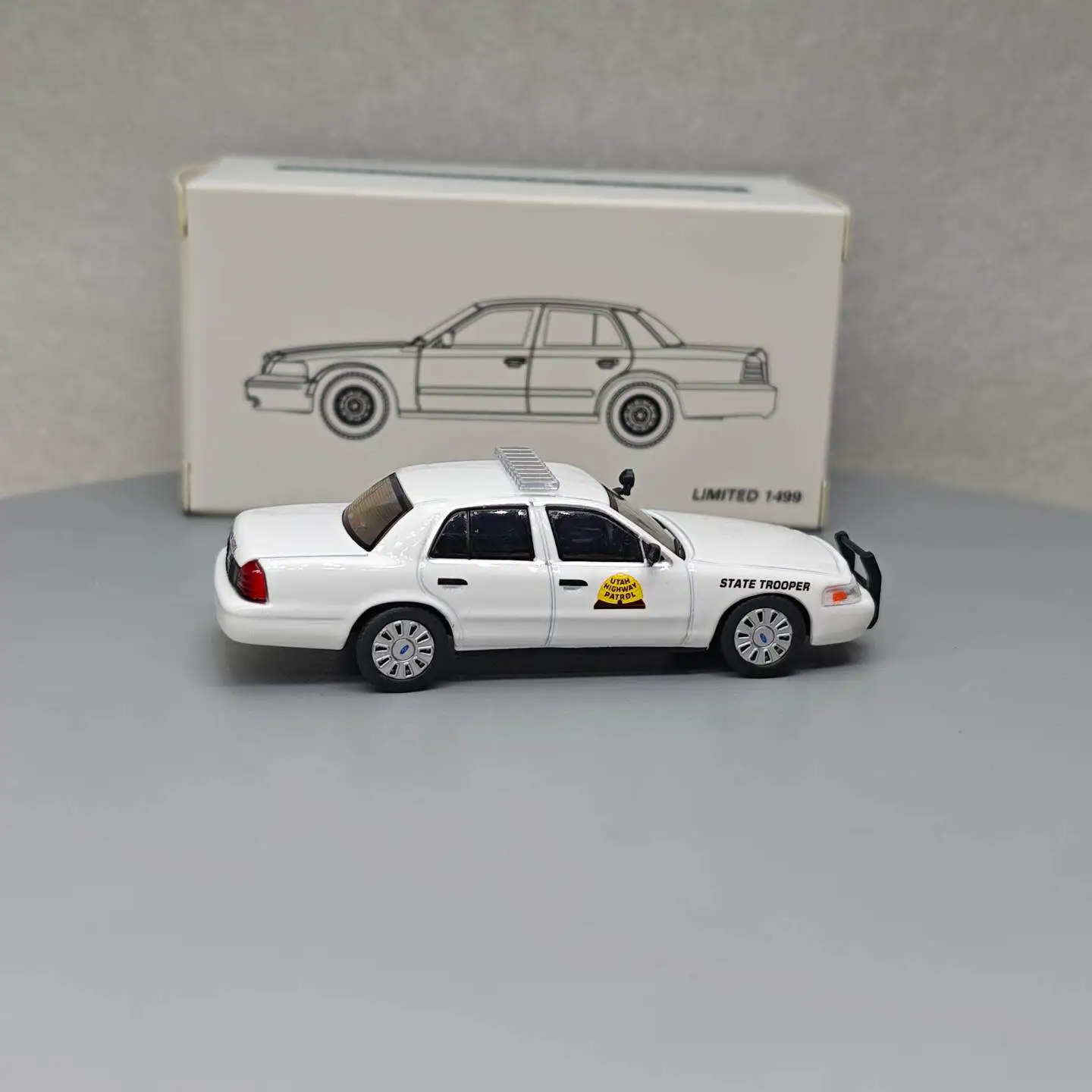 596 1:64 Crown Victoria Utah Highway Patrol 106 Diecast Alloy Car Model Collectible Gift