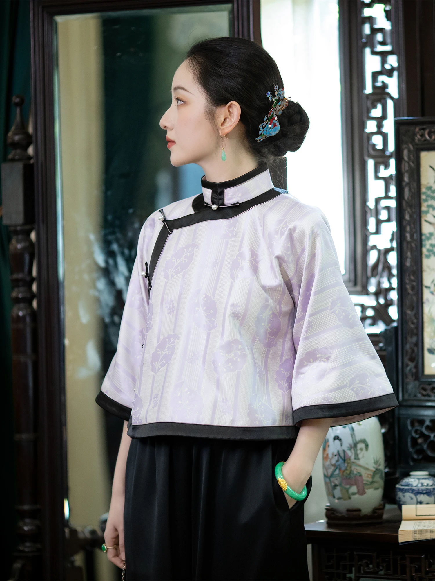 

Autumnal Elegance 2025 New Retro Embroidered Satin Svel Stand Collar Button up Top Chinese Sle Floral Print Women's S...