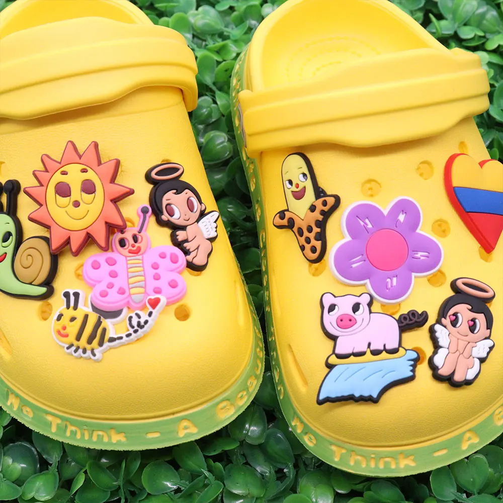 Breloques de chaussures en forme d'animaux de dessin animé en PVC, accessoires de décoration de pantoufle, coeur, escargot, soleil, over, fleur, trou, convient aux bracelets, nouveau, 1 pièce