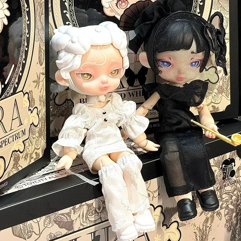 لورا فتاة أبيض وأسود الطيف سلسلة BJD صندوق أعمى اللعب رائعتين أنيمي الشكل سطح المكتب الحلي هدايا عيد ميلاد جميلة