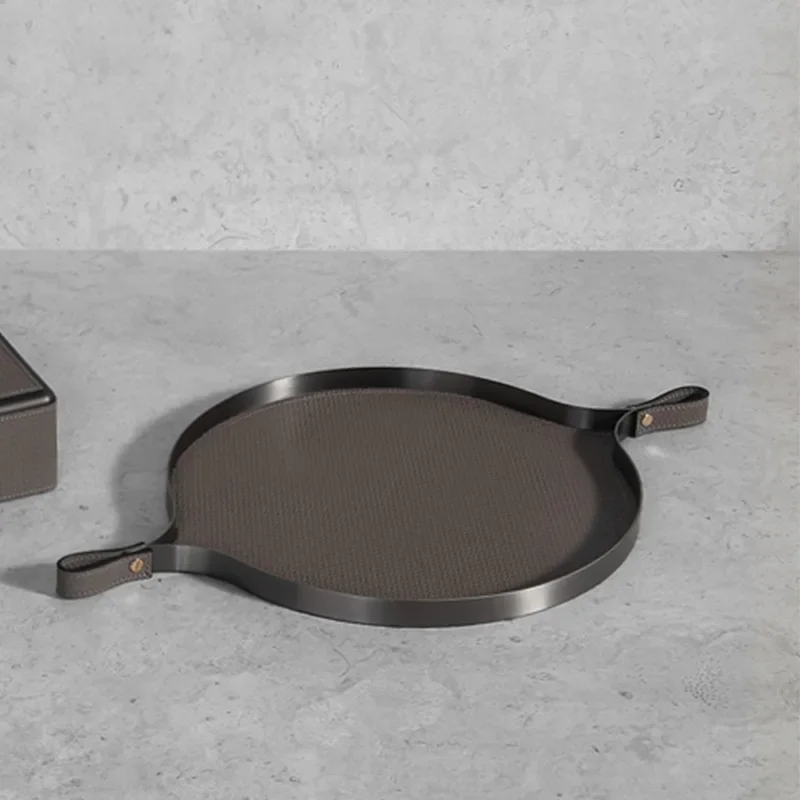 Decorazione morbida di design moderno e leggero, modello di lusso, con ornamento per scatola portaoggetti in vassoio di cuoio di fascia alta per soggiorno, camera da letto