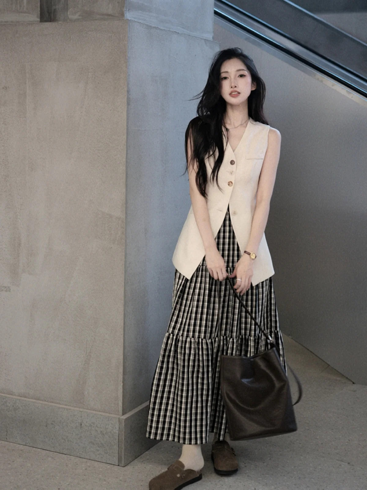 

Новый китайский жилет с V-образным вырезом от Er Yang, окрашенный в традиционный угольный цвет, новый модный тренд в интеллектуальной моде.