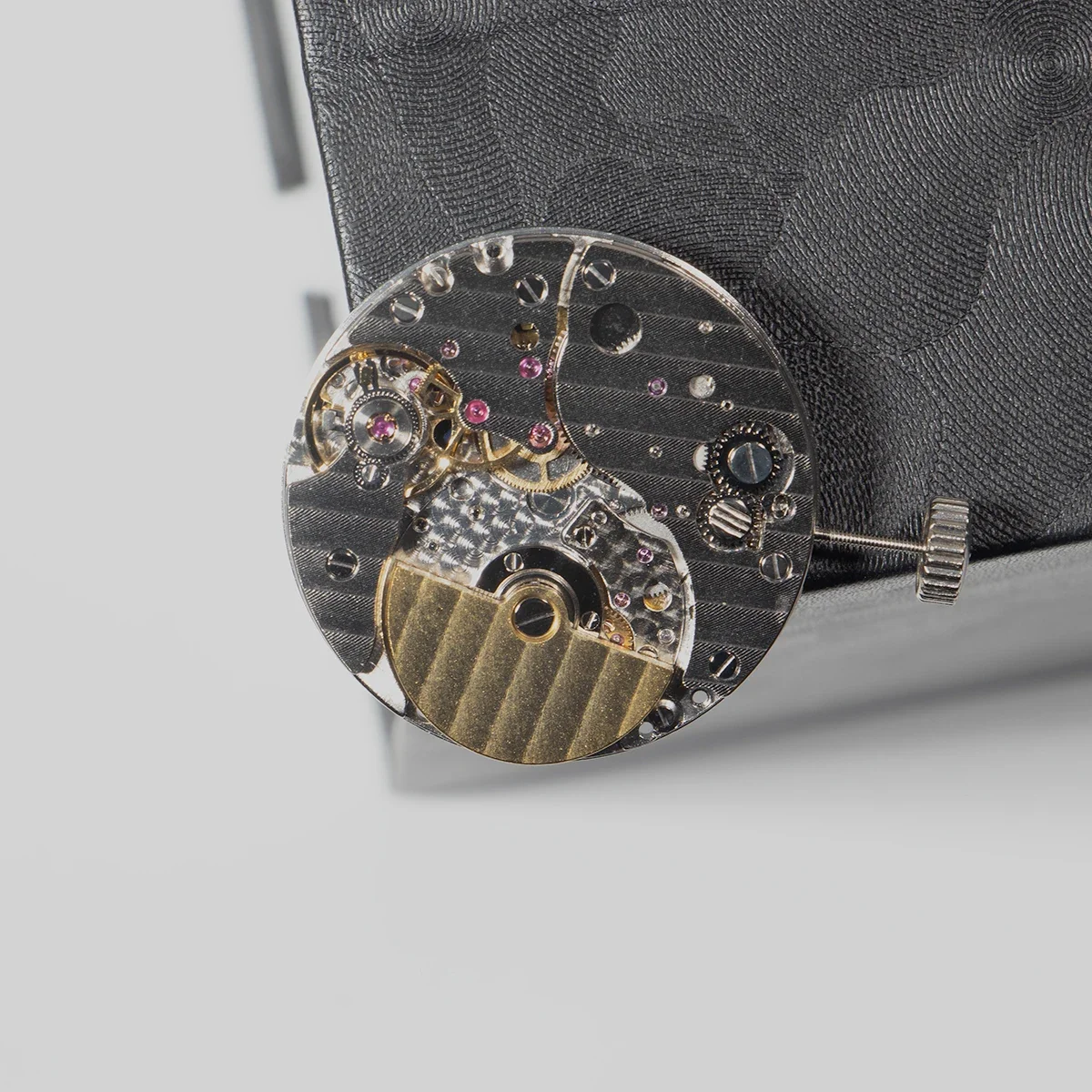 

Подходит для часового механизма 5000A, сверхтонкий автоматический механический механизм с микроротором, трехстрелочный, с указателем даты.