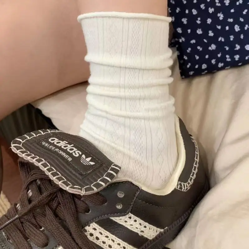 Kaus Kaki Kasual Wanita Kaus Kaki Sederhana dengan Tepi Gulung Manset Tengah Warna Krem