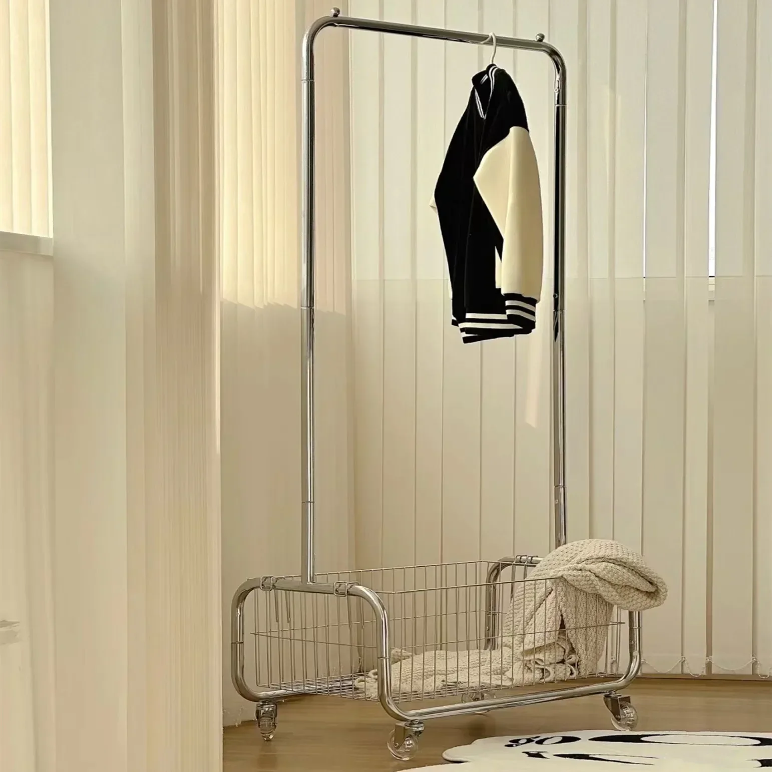 

Clothes hanger on the floor, bedroom hanging clothes hanger, movable corner clothes rack, clothing store display rack, storage