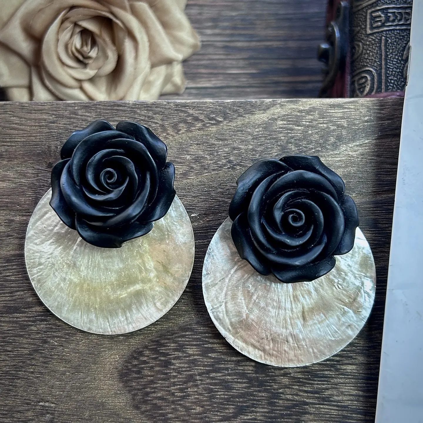 Vintage medieval shell black resin rose flower personalized fashion earrings simple atmosphere retro Hong Kong style