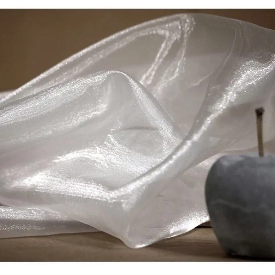 

Мерцающая ткань из органзы с кристаллами подходит для свадебных платьев, торжественных платьев и праздничных фоновых украшений.