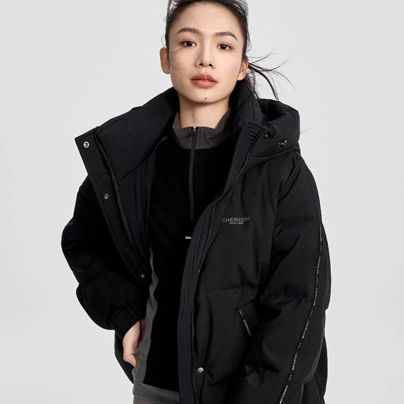 Chericom شتاء جديد مقنعين أسفل سترة 90 بطة أسفل ملء 2025 جديد جيب سستة الإناث قصيرة الوزن الثقيل ملابس خارجية Y308125Y