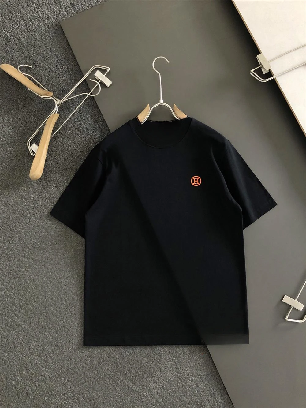 2024 New Hermes Men's and Women's Classic Logo Cotton Crew Neck T-Shirt Simple Casual Versatile Bottom Shirt Short Sleeve