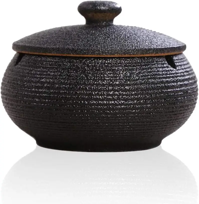Ceramic ashtray with lid, windproof,suitable for both indoor and outdoor use,specifically designed for smokers, desktop ashtray.