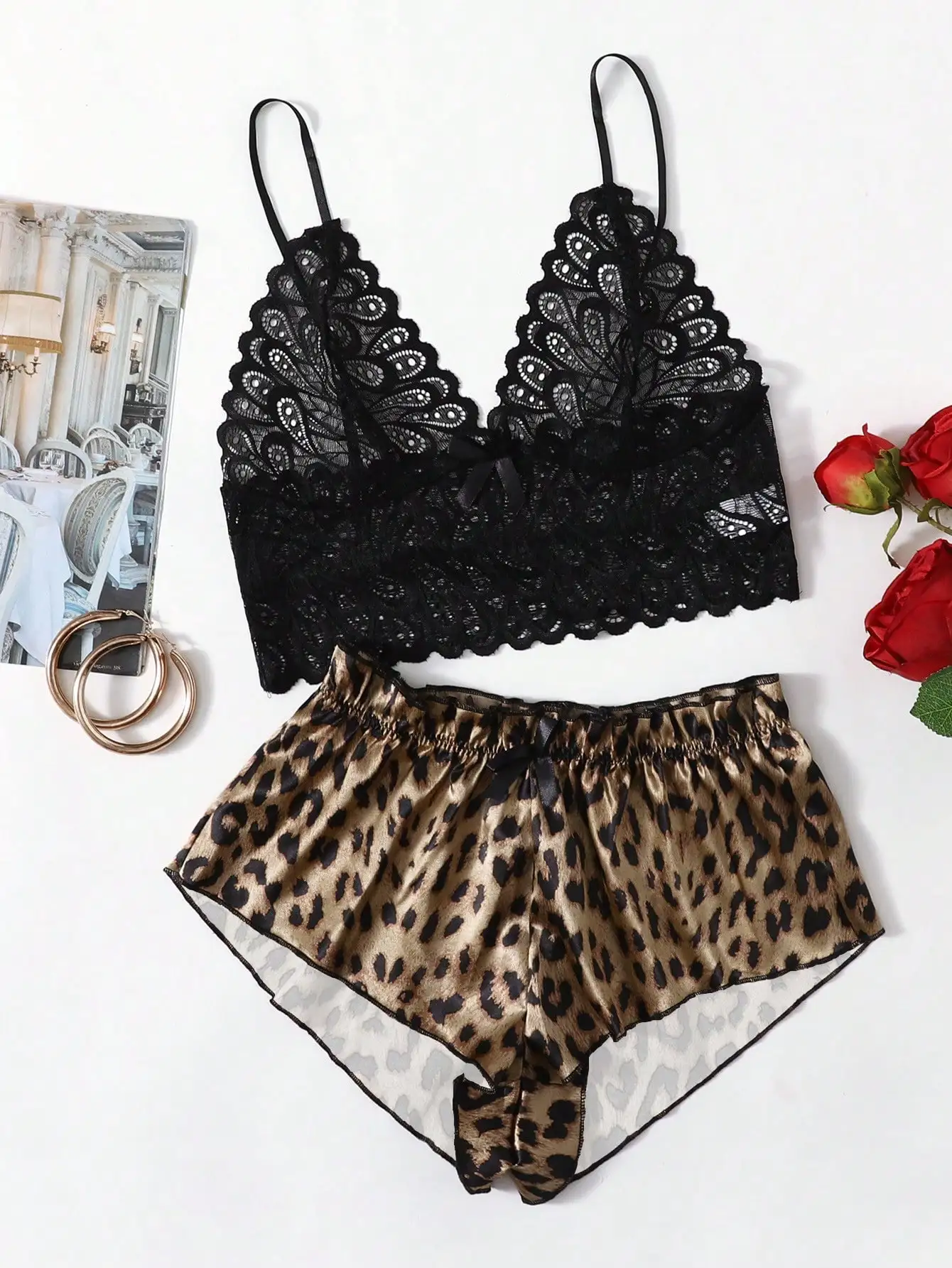 

Черный кружевной бюстгальтер без косточек с v-образным вырезом и леопардовые атласные шорты, комплект нижнего белья для романтических ночей
