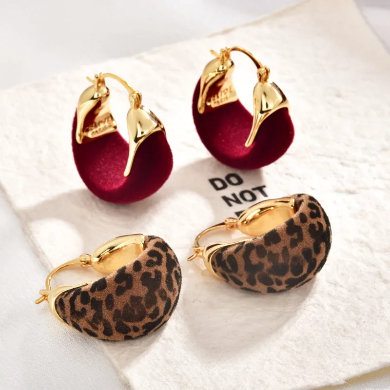 وصول جديد لخريف/شتاء: أقراط أذن مطلية بالمخمل بطبعة الفهد الدراماتيكية من ميلارد أقراط أنيقة ومتعددة الاستخدامات