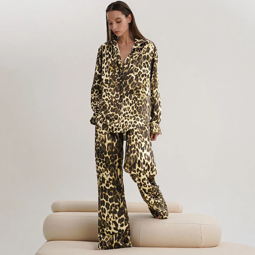 Conjunto de pijama de dos piezas con estampado de leopardo para mujer, ropa de dormir holgada de manga larga con solapa de botonadura única, ropa de casa a la moda, 2024